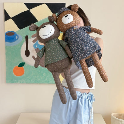 Großer Kuschel-Teddybär aus Baumwollstoff mit floralem Hemd handgenäht