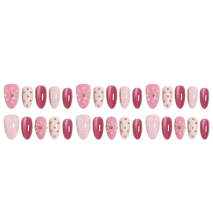Kunstnagelset mit glamourösen Metallic-Akzenten und kreativen Designs Brehn
