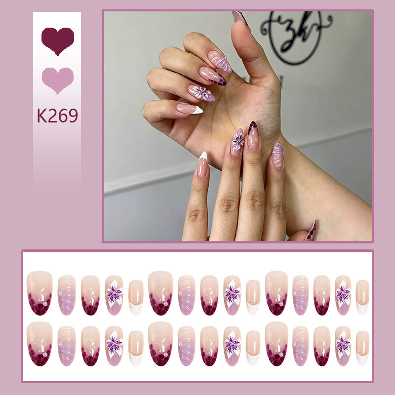 Kunstnägel mit eleganten Ombre-Effekten und floralen Akzenten Brehn