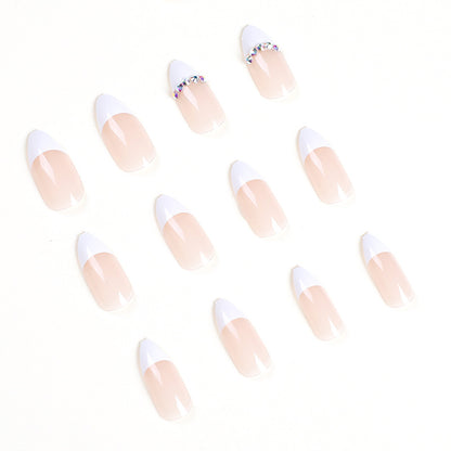 Stilvolle Nagelkunst mit Glitzer-Akzenten Brehn