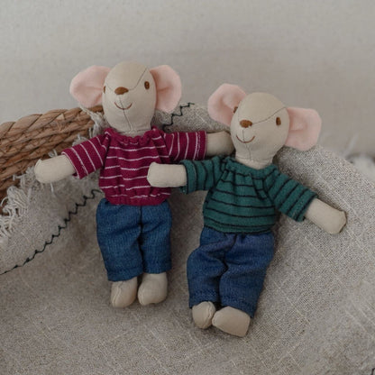 Handgefertigte Leinen Maus Plüschpuppe mit gestreiftem Strickhemd und Jeanshose