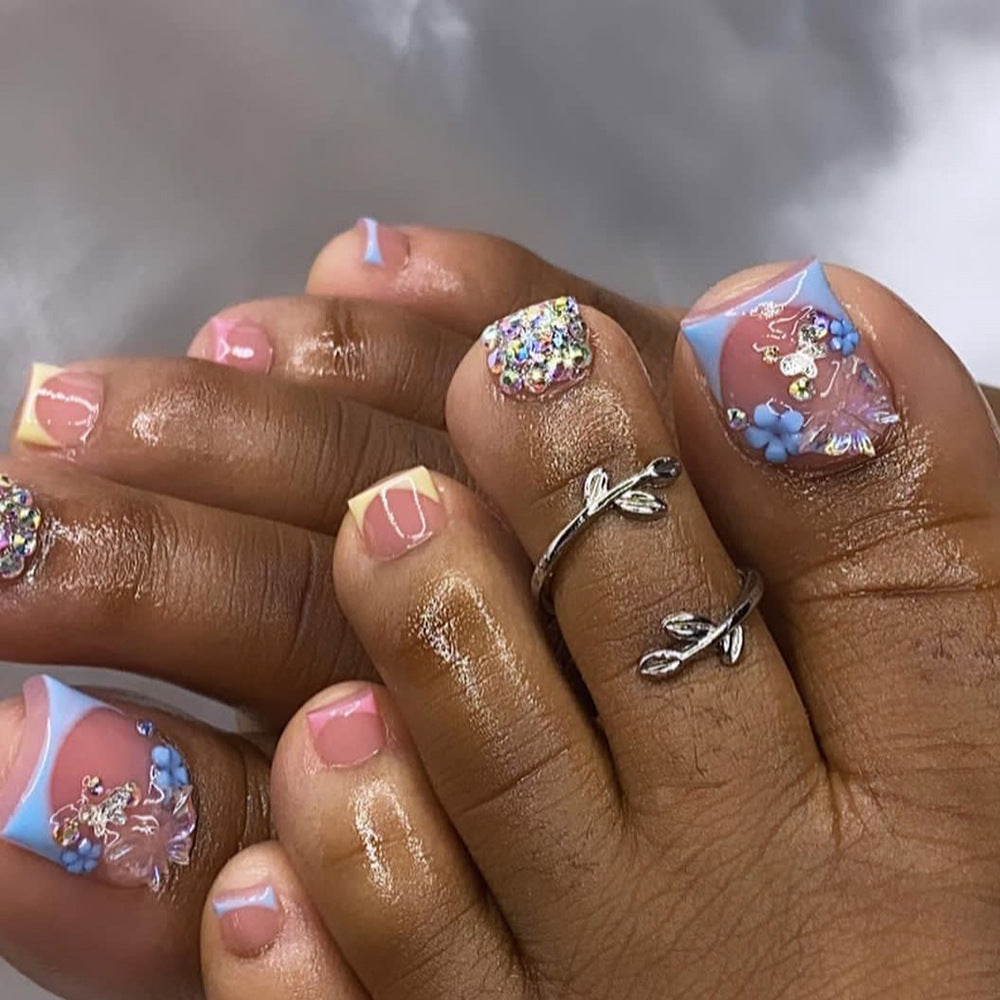 Kunstvolle Fußnagelverzierung mit elegantem Goldakzent Brehn