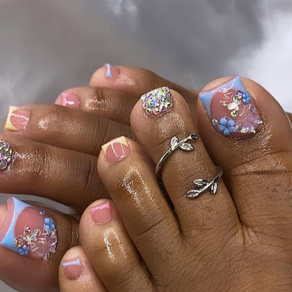 Kunstvolle Fußnagelverzierung mit elegantem Goldakzent Brehn