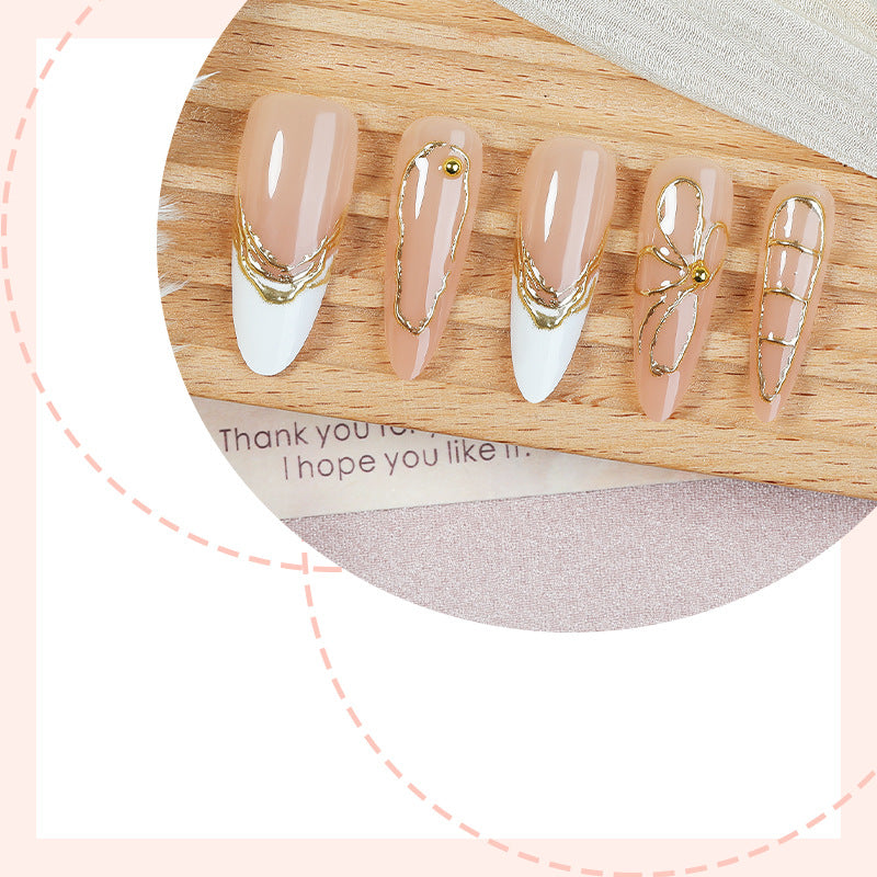 Kunstnagelset mit elegantem floralem Goldakzent Brehn