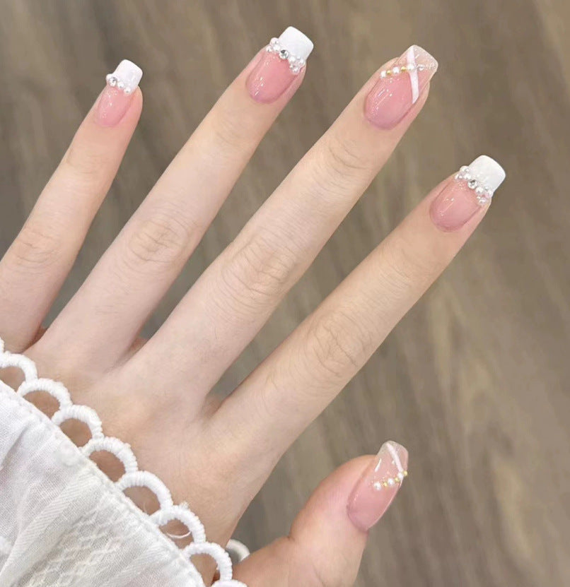 Elegantes Nageldesign mit Perlenverzierung Brehn