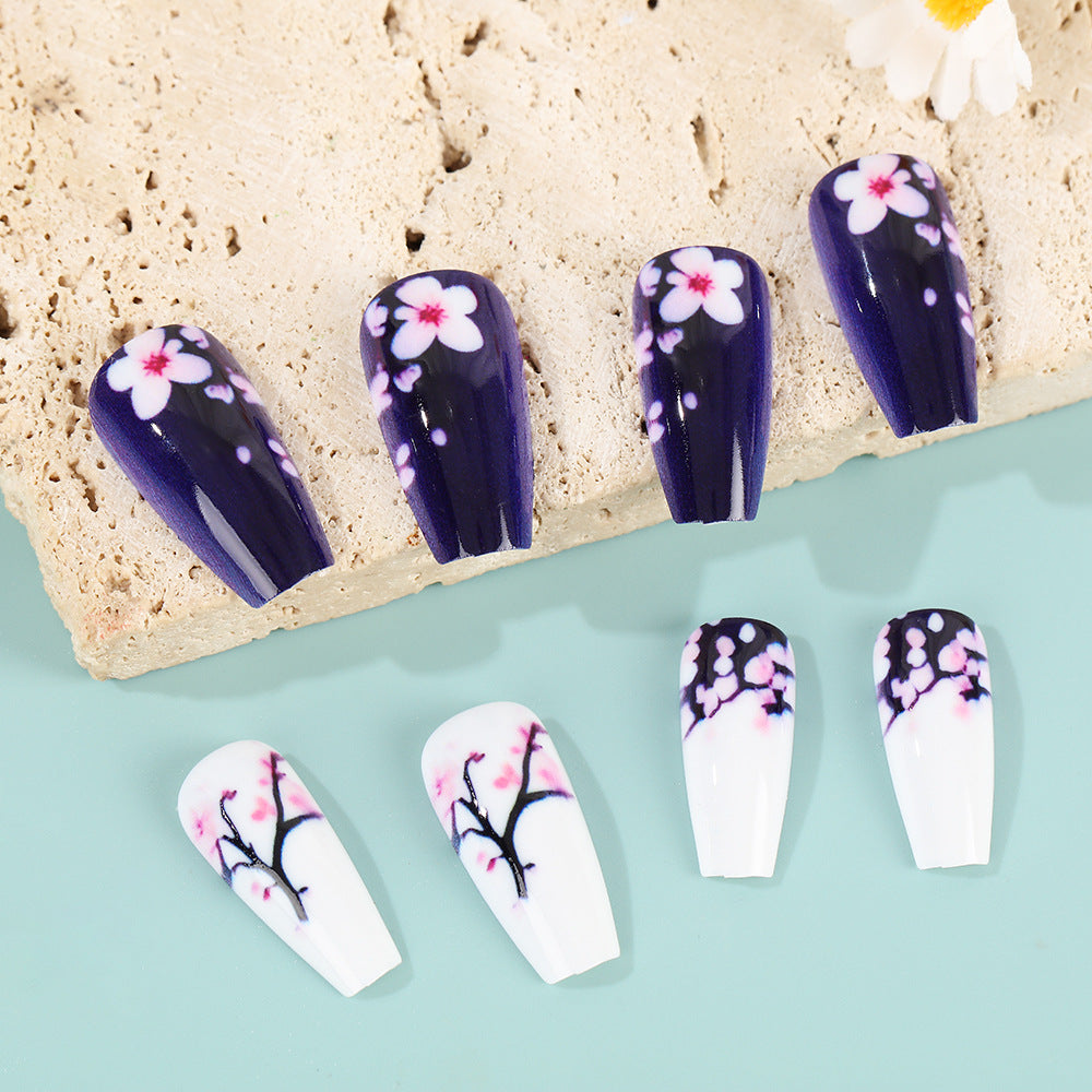 Kunstnagel Set mit floralen Akzenten Brehn