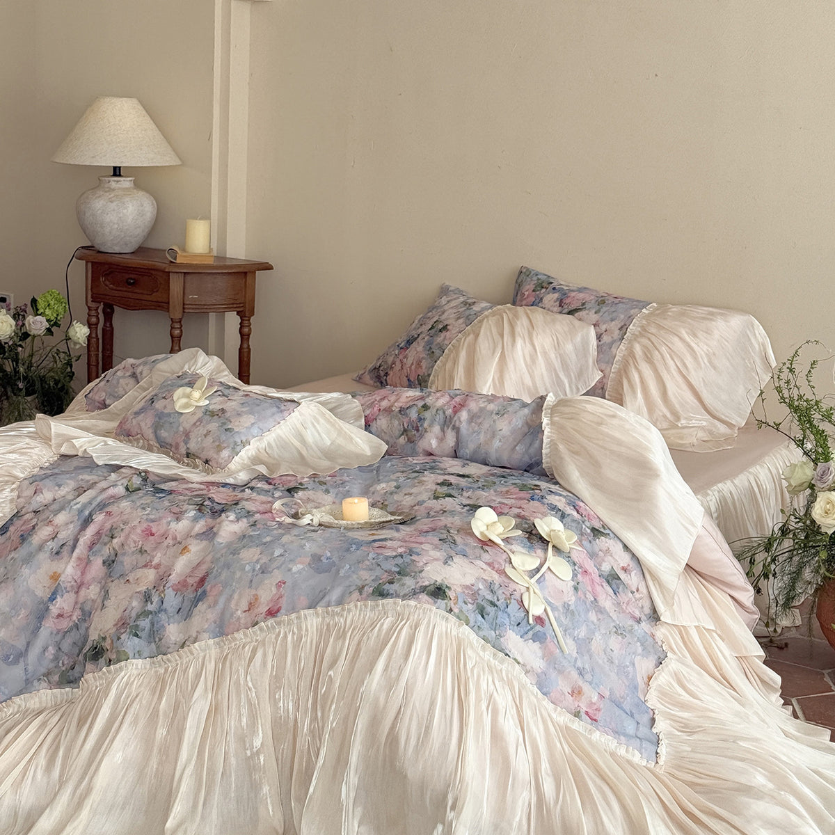Romantische Bettwäschegarnitur aus Baumwoll-Satin mit Rüschenvolant und floralem Jacquard