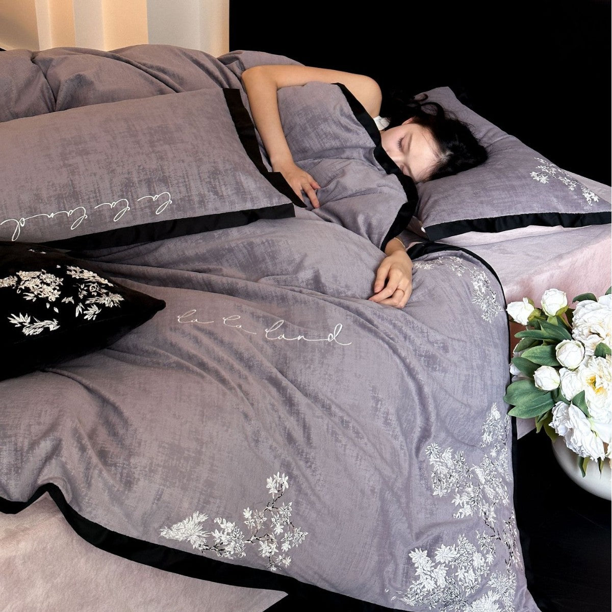 Elegante Bettwäsche-Garnitur aus Baumwollsatin mit zarter Blumenstickerei und kontrastierter Einfassung