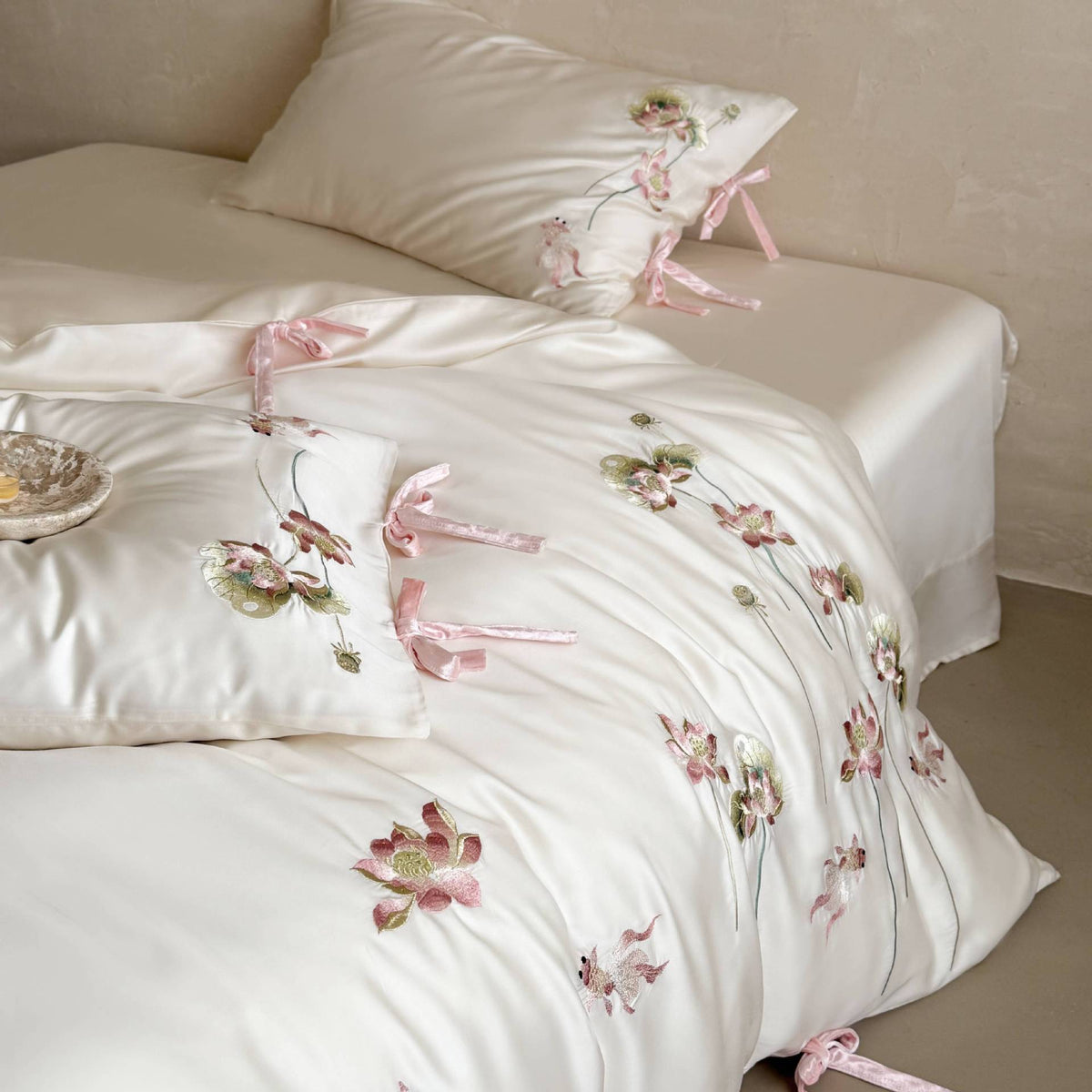 Bestickte botanische Satin-Bettwäsche mit Samtband-Verschlüssen