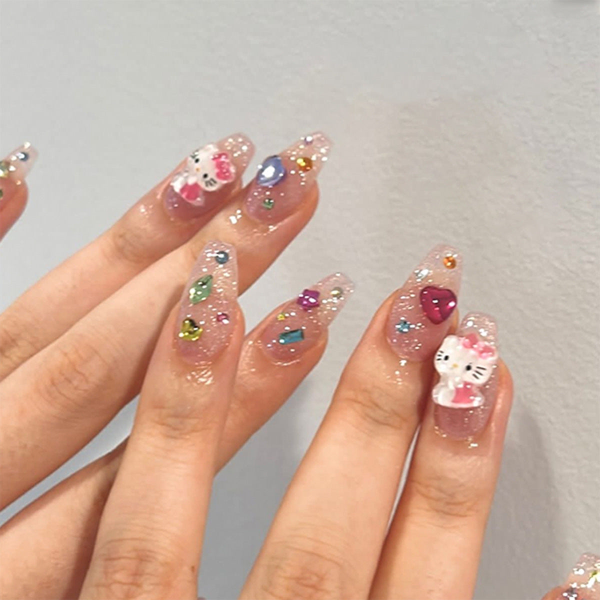Kunstvolle Nagelkunst mit Glitzer- und Motivakzenten Brehn