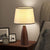 Moderne Tischlampe mit warmem Licht und elegantem Design