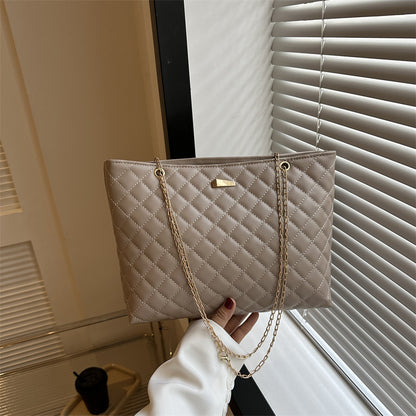 Gepolsterte Handtasche mit Kettenhenkel