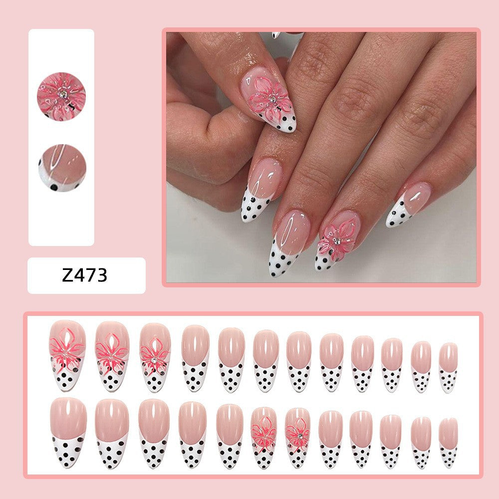 Kunstvoller Nagelspitzen Set mit Blattakzenten Brehn