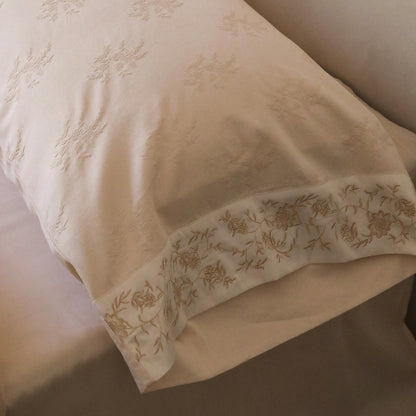 Exklusive Baumwollsatin-Bettwäschegarnitur mit tonalem Blumen-Jacquard und feiner Zierstickerei