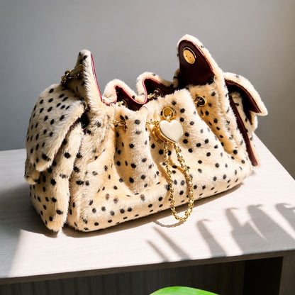 Verspielt gepunktete Handtasche