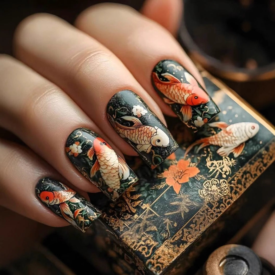 Kunstnagelset mit detaillierten Koi-Motiv Brehn