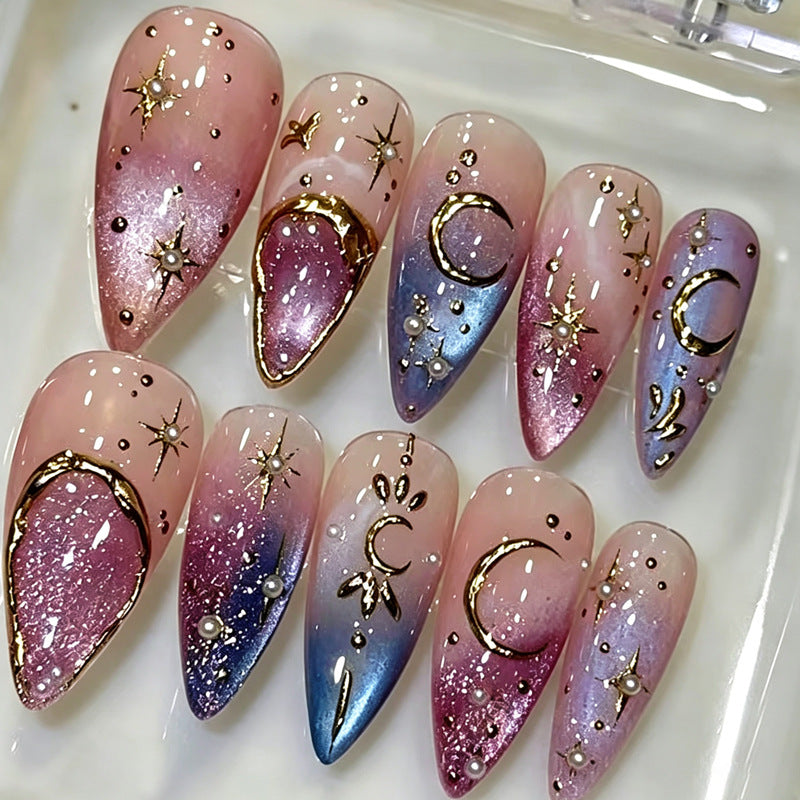 Glamouröse Kunstnägel mit Sternen- und Mondmotiven Brehn