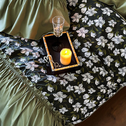 Satin-Bettgarnitur mit gerafftem Bettrock, floralem Mittelpanel und Rüschenakzent