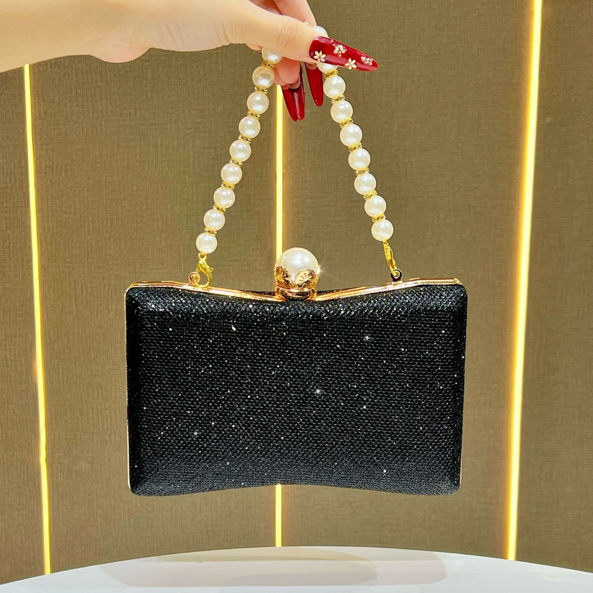 strass-verzierte Abendtasche
