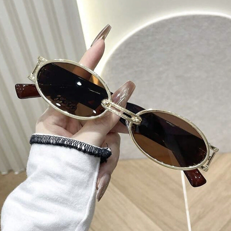 Damen ovalförmige Sonnenbrille mit goldenen Akzenten und stylischem Rahmen Brehn