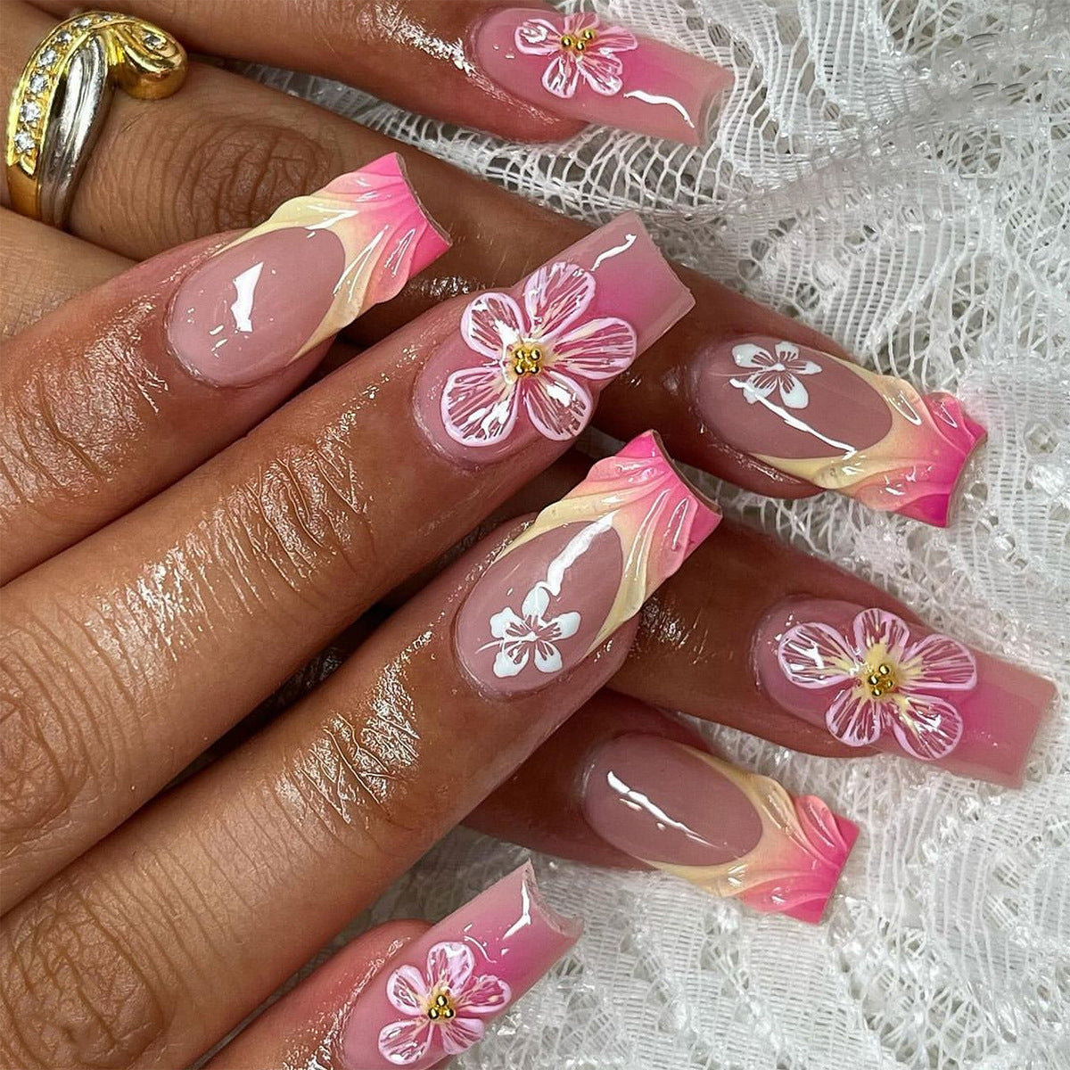 Kunstvolle Nagelverlängerungen mit floralen Designs Brehn