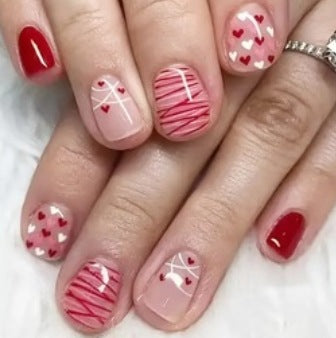 Herz-verzierte Nagelkunst-Design Brehn