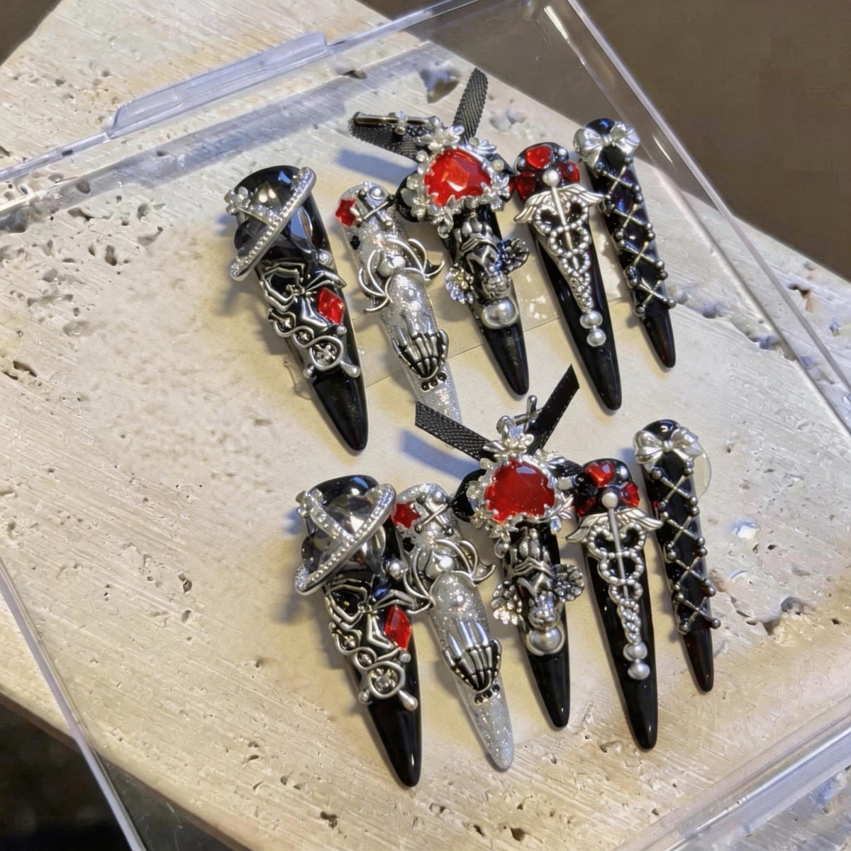 Dekorative von der Gotik inspirierte Nagelkunstspitzen
