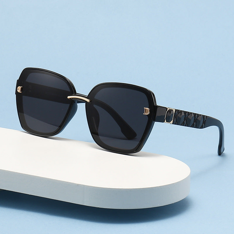 Damen Sonnenbrille mit stilvollem, quadratischem Rahmen und eleganten Details Brehn