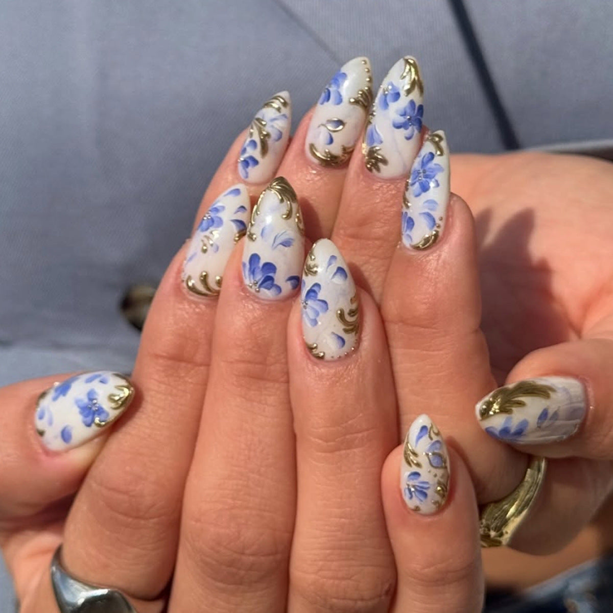 Kunstfingernägel mit Exquisiten Floral- und Goldakzenten Brehn