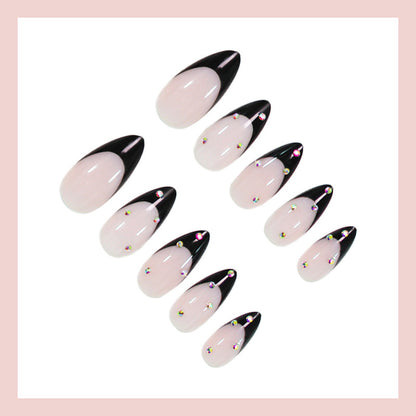 Kunstnagelset mit eleganten Spitzen und Glamourösen Verzierungen Brehn