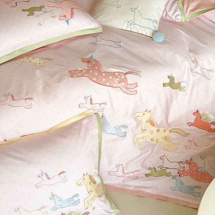 Kinderbettwäschegarnitur mit Einhorn- und Pferdeprint aus weichem Baumwollsatin