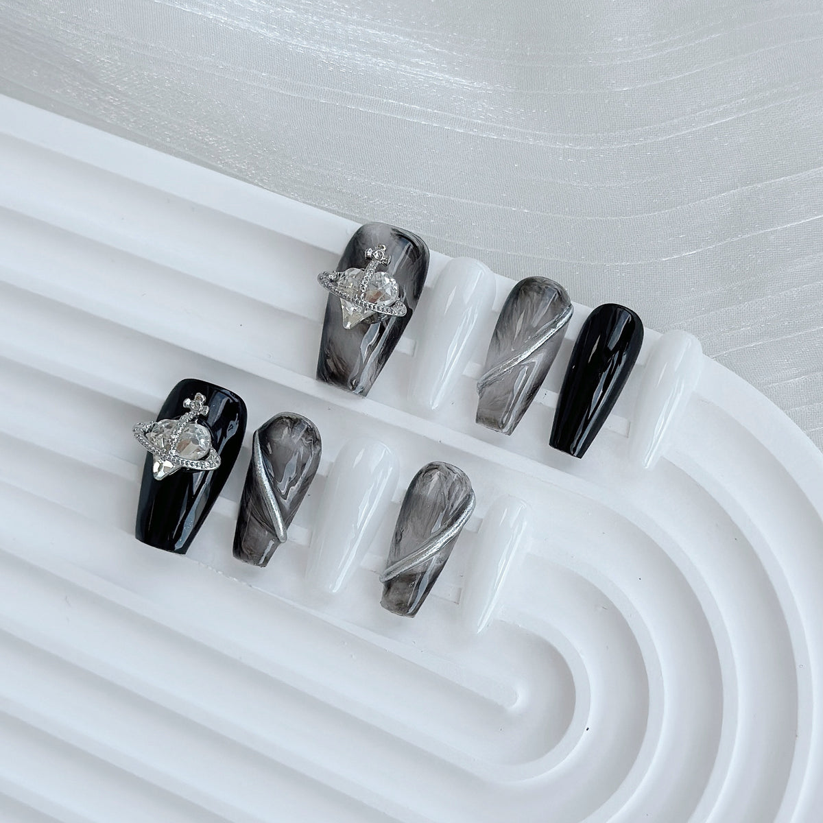 Künstlerisches Press-On-Nageldesign-Set mit glitzernden Elementen