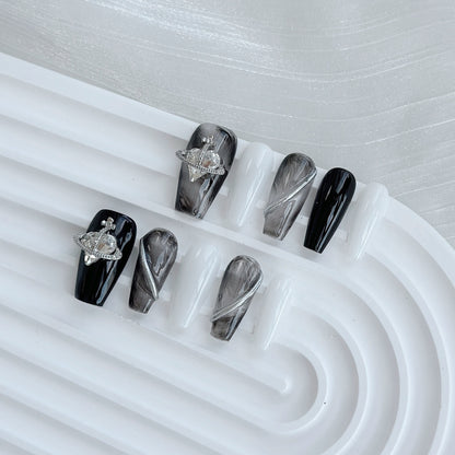 Künstlerisches Press-On-Nageldesign-Set mit glitzernden Elementen