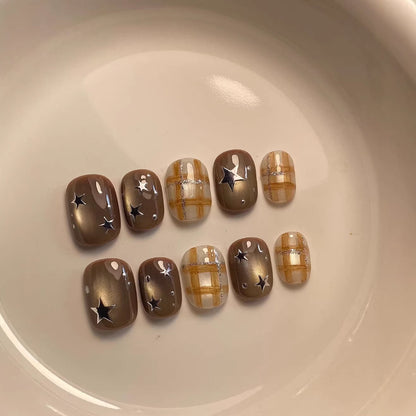 Dekoratives Press-On Nagelkunst-Set mit Stern- und Karomustern