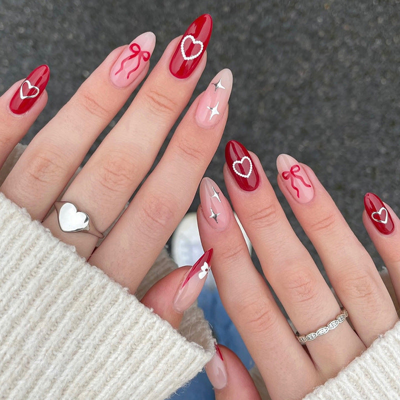 Kreatives Kunstnagelset mit romantischen Akzenten Brehn