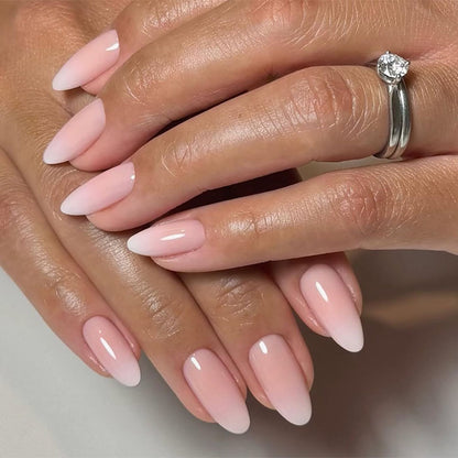 Stilvolle Nagelverlängerungen mit zartem Ombre-Design Brehn