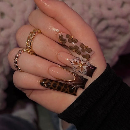 Künstliche Nail Art mit floralem und glamourösem Design Brehn