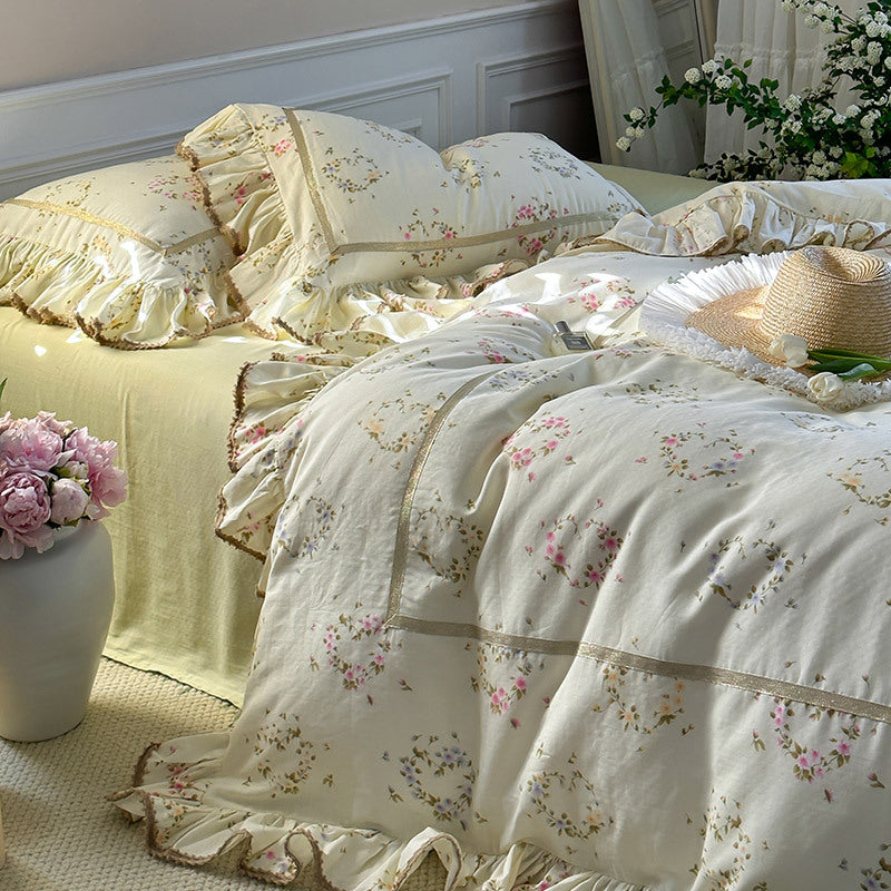 Vintage-inspiriertes Baumwoll-Leinen-Bettwäsche-Set mit Aquarellblumenprint und Rüschendetails