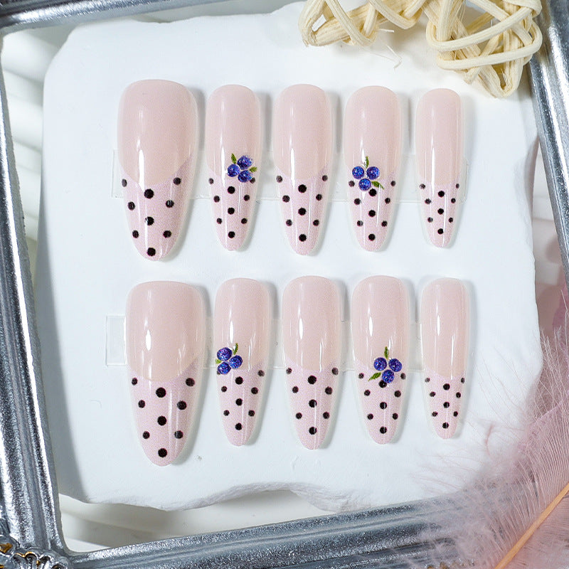 Kunstnagelset mit stilvollen Punkten und floralen Verzierungen Brehn