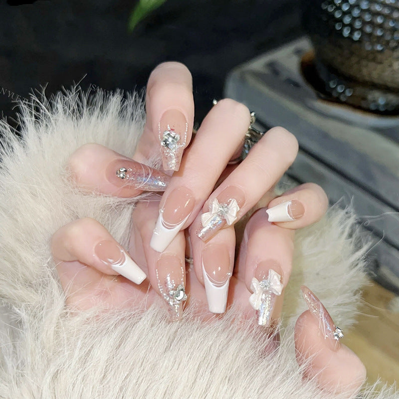 Glamouröse Kunstnägel mit Glitzerdesign Brehn