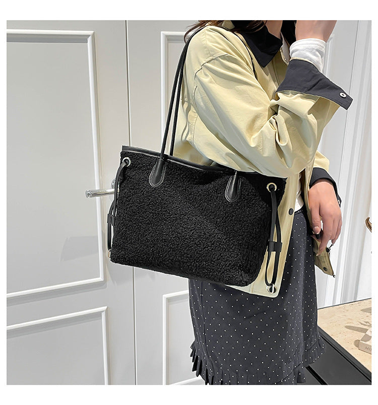 Oversized Faux Fur Tragetasche Brehn