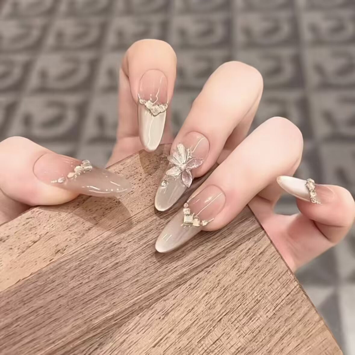 Künstlerische mit Blumen verzierte Press-On Nagelerweiterungen Brehn