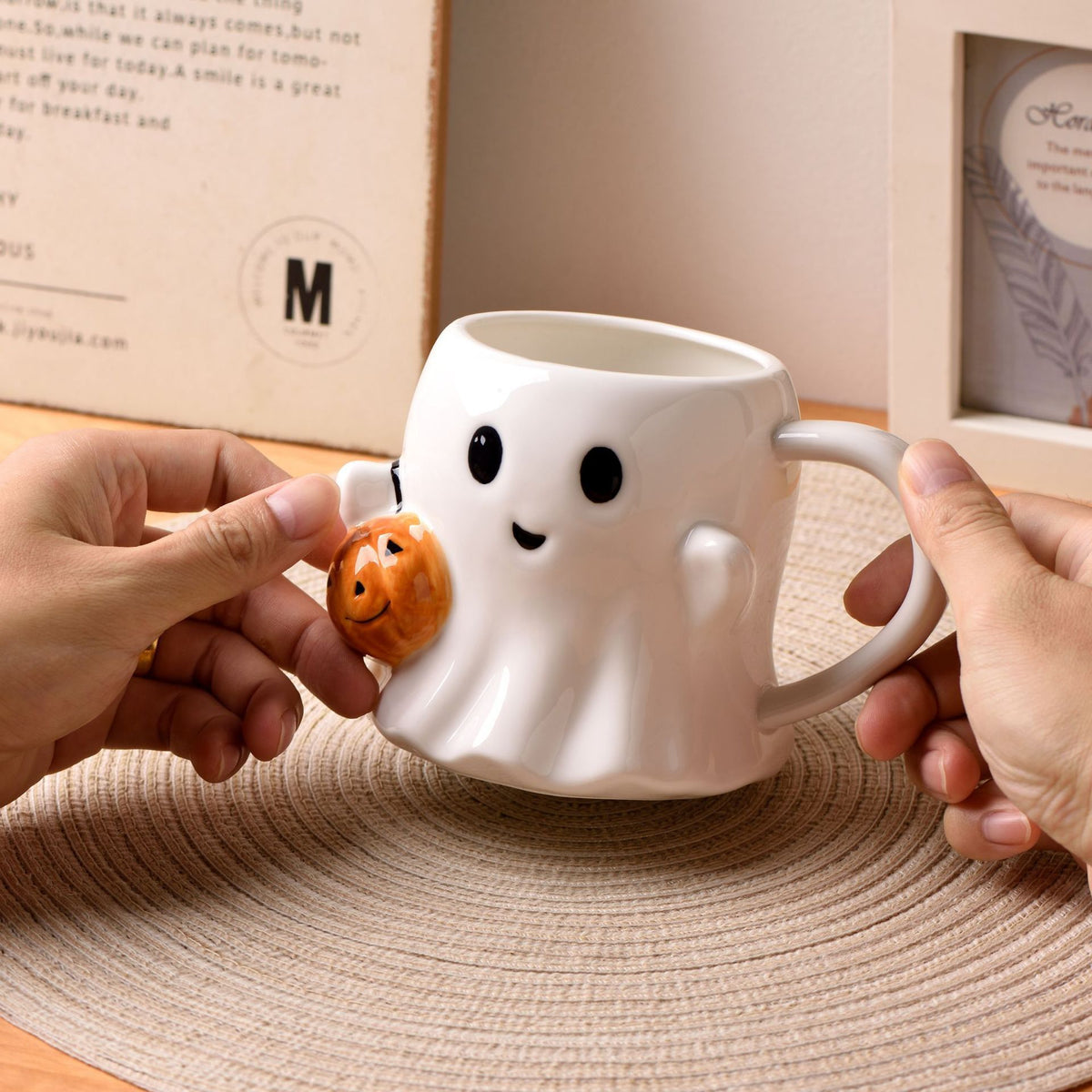 Keramik-Tasse mit 3D-Geisterform und Kürbis-Applikation