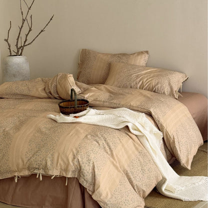 Gepolstertes Bettwäscheset aus Baumwoll-Jacquard mit feiner Floralsteppung und Bindebändern