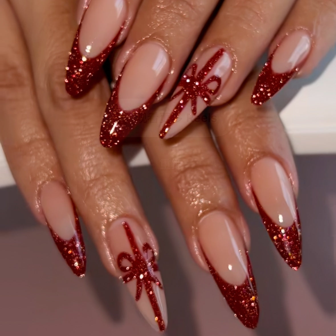 Kunstnagelset mit glamourösen Glitzer-Akzenten und Schleifen-Design Brehn