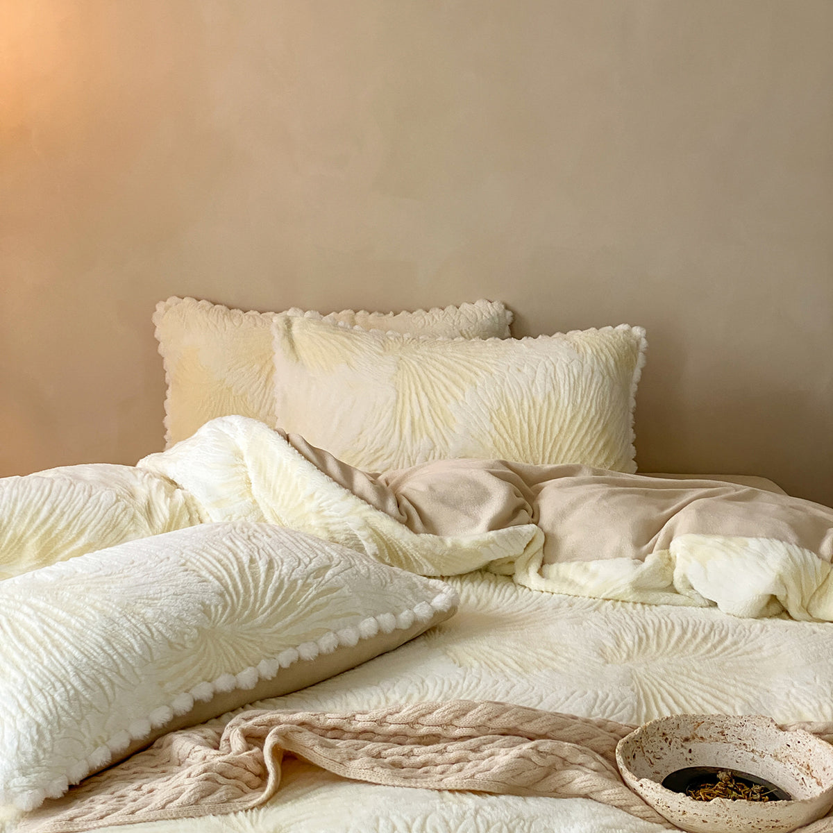 Kuscheliges Mikrofaser-Bettwäscheset mit Jacquard-Blütenrelief und Bommelrand