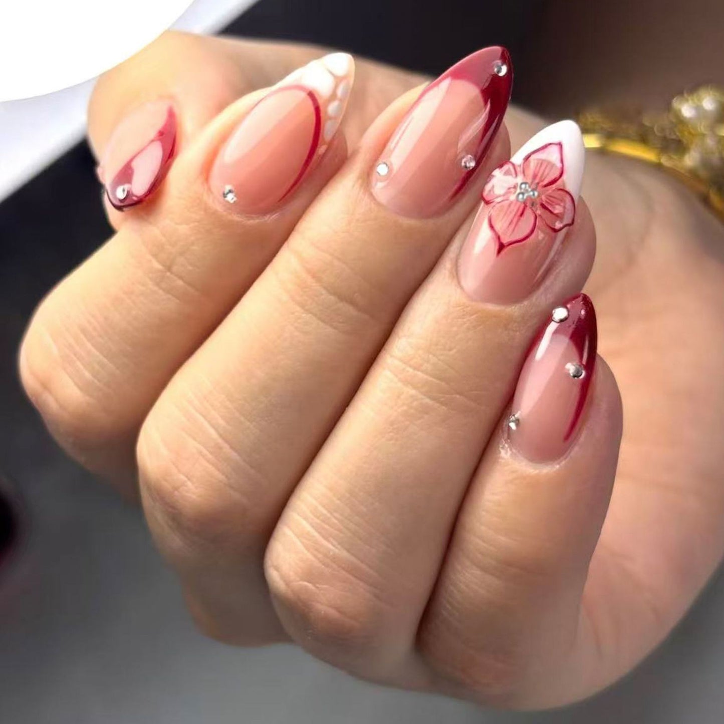 Kunstnägel mit floralen und glitzernden Akzenten Brehn