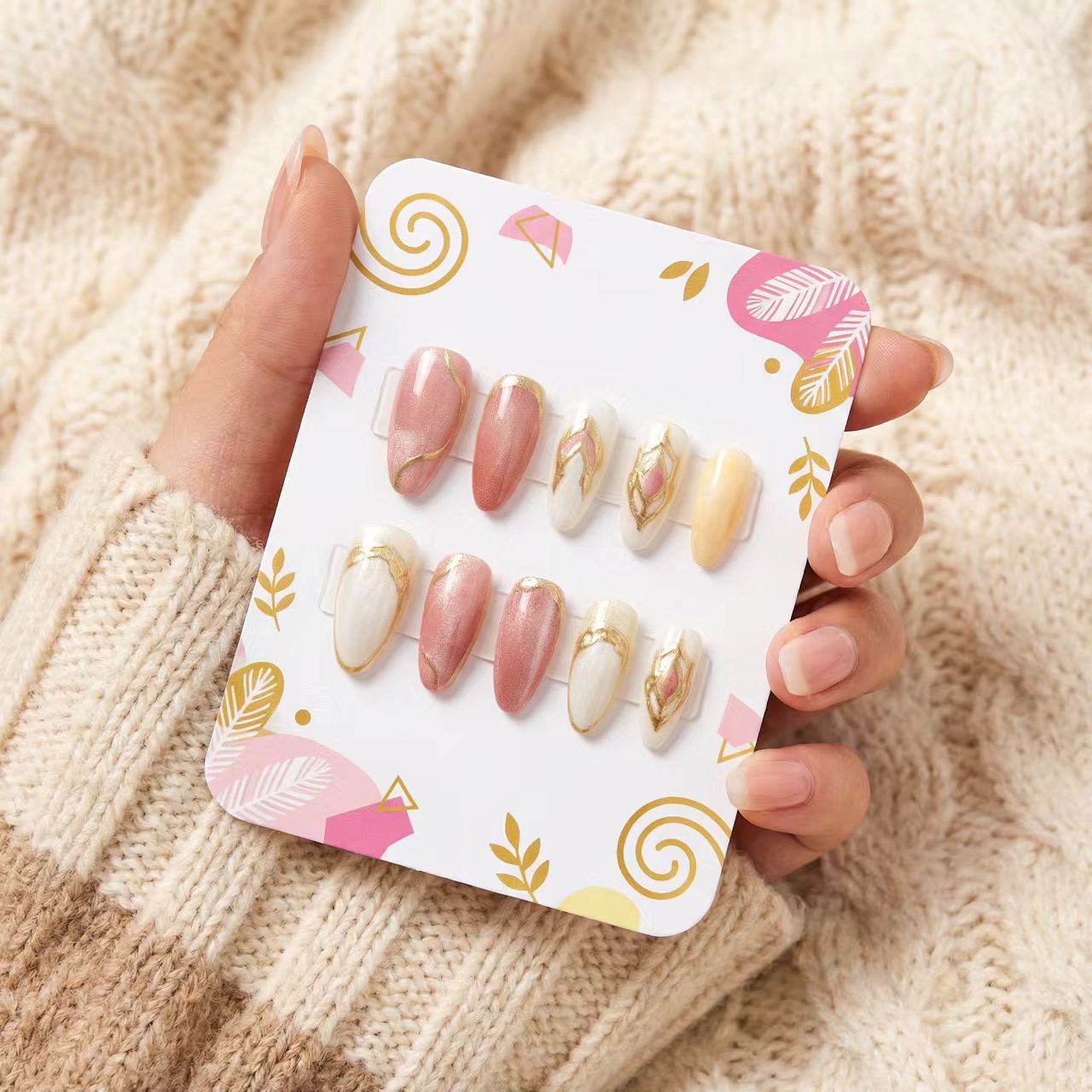 Kunstnägel mit floralen Goldakzenten und glänzendem Finish Brehn