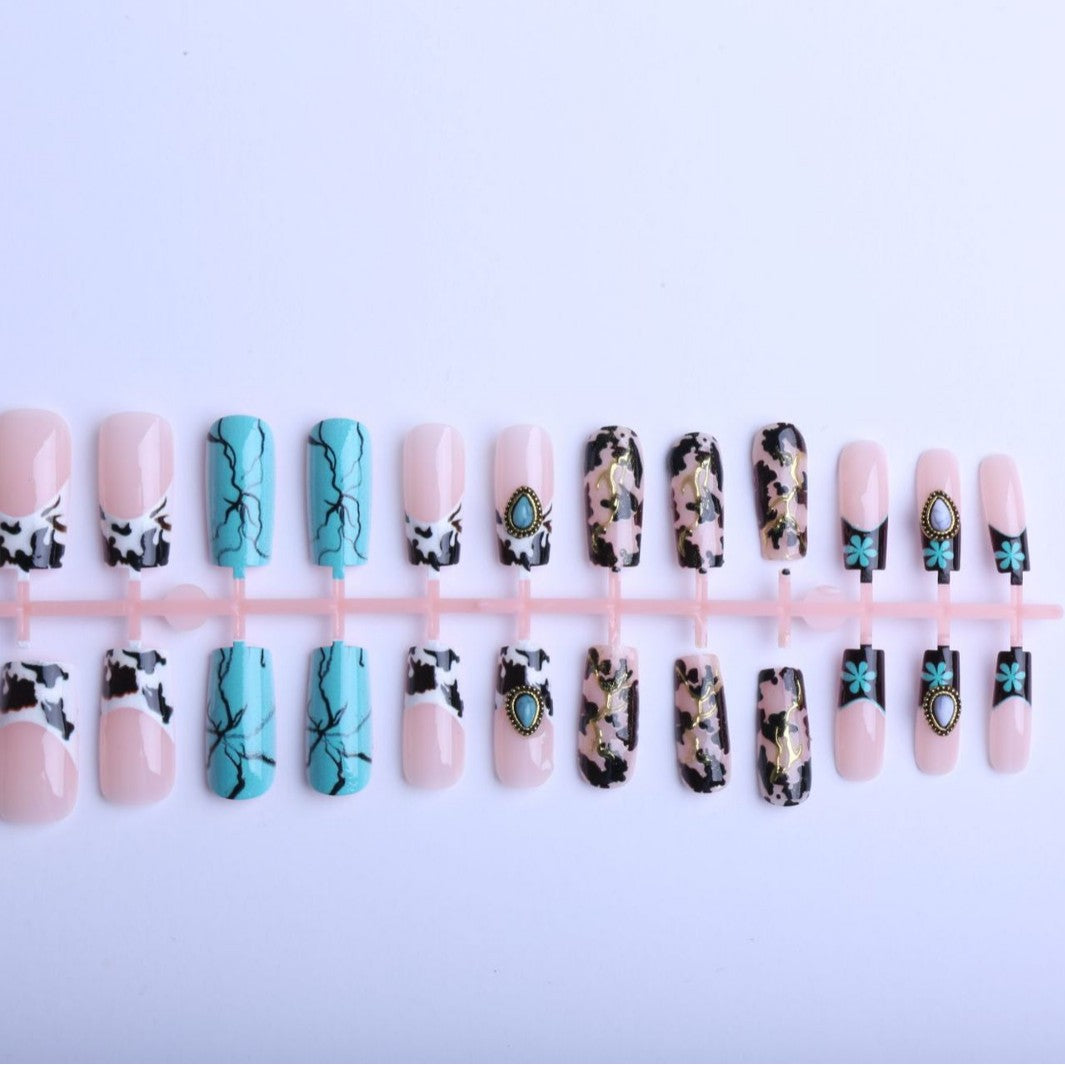 Kunstvolle Fingernägel mit Einzigartigem Marmor- und Schmuckdesign Brehn