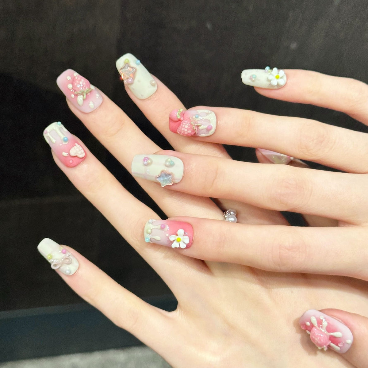 Dekoratives Press-On Nail Art Set mit einzigartigen 3D Charms Designs